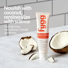 fygg persona cepillando con la pasta coconut cream para limpieza suave