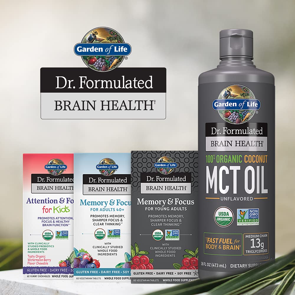 Garden of Life botella vertiendo aceite MCT en un batido nutritivo