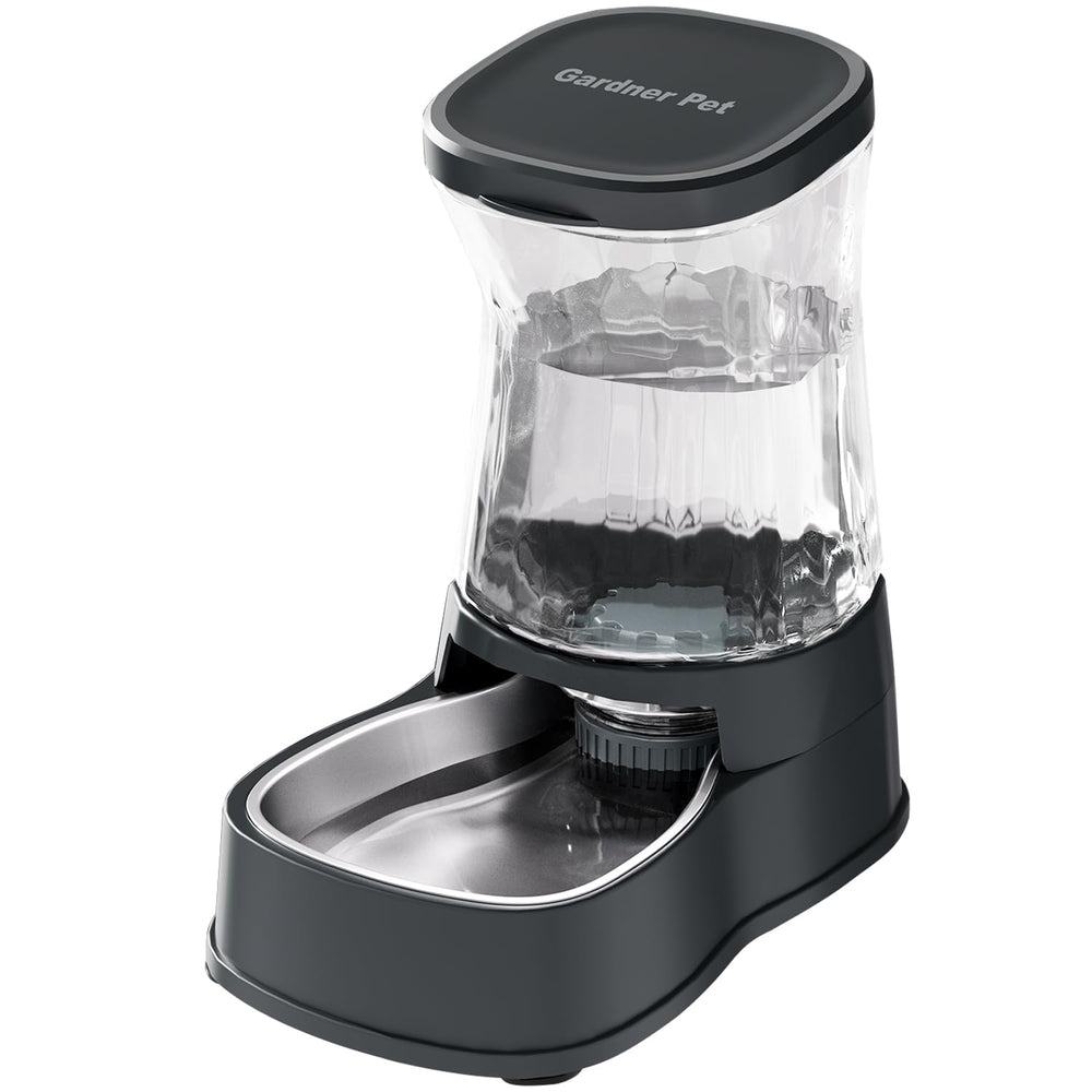 Gardner Pet vista frontal del bebedero estable con base ancha y beneficios de seguridad