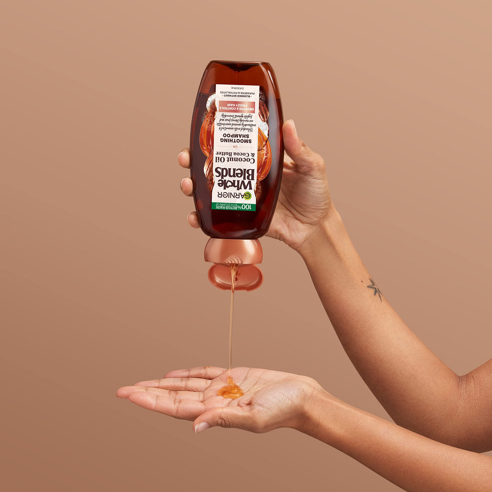 Garnier Whole Blends ambiente de ducha mostrando cabello suave y sin frizz