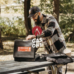 Gas One GS-3400P en uso durante camping demostrando facilidad de cocinado
