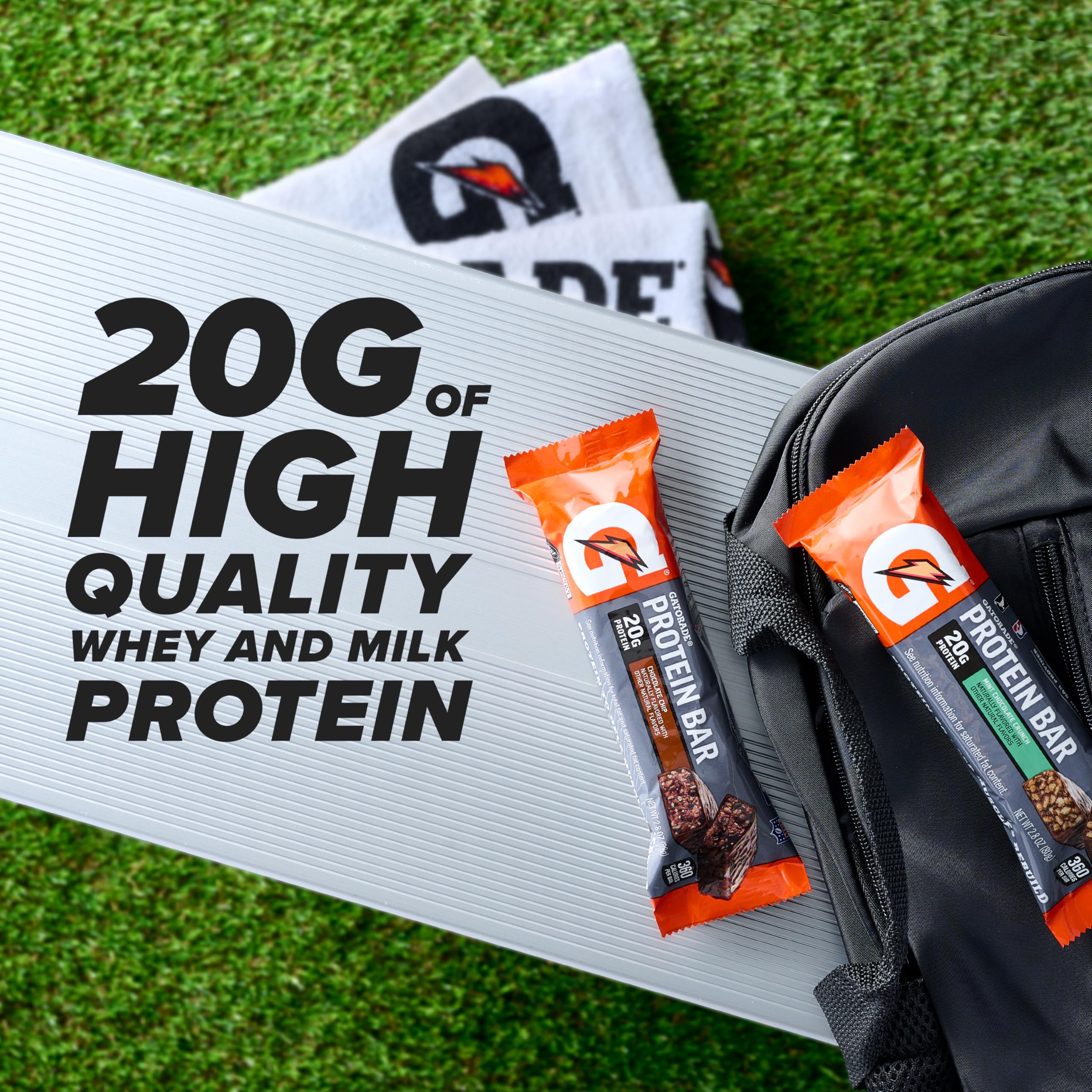 Gatorade barra en mano para comparar tamaño y portabilidad