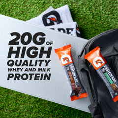 Gatorade barra en mano para comparar tamaño y portabilidad