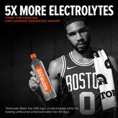 Gatorade botella en mano para mostrar tamaño de 20 fl oz y portabilidad