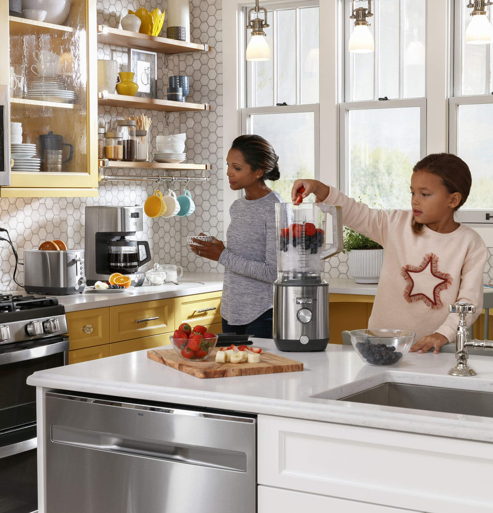 GE tostadora en cocina con desayuno preparado, aporta conveniencia diaria