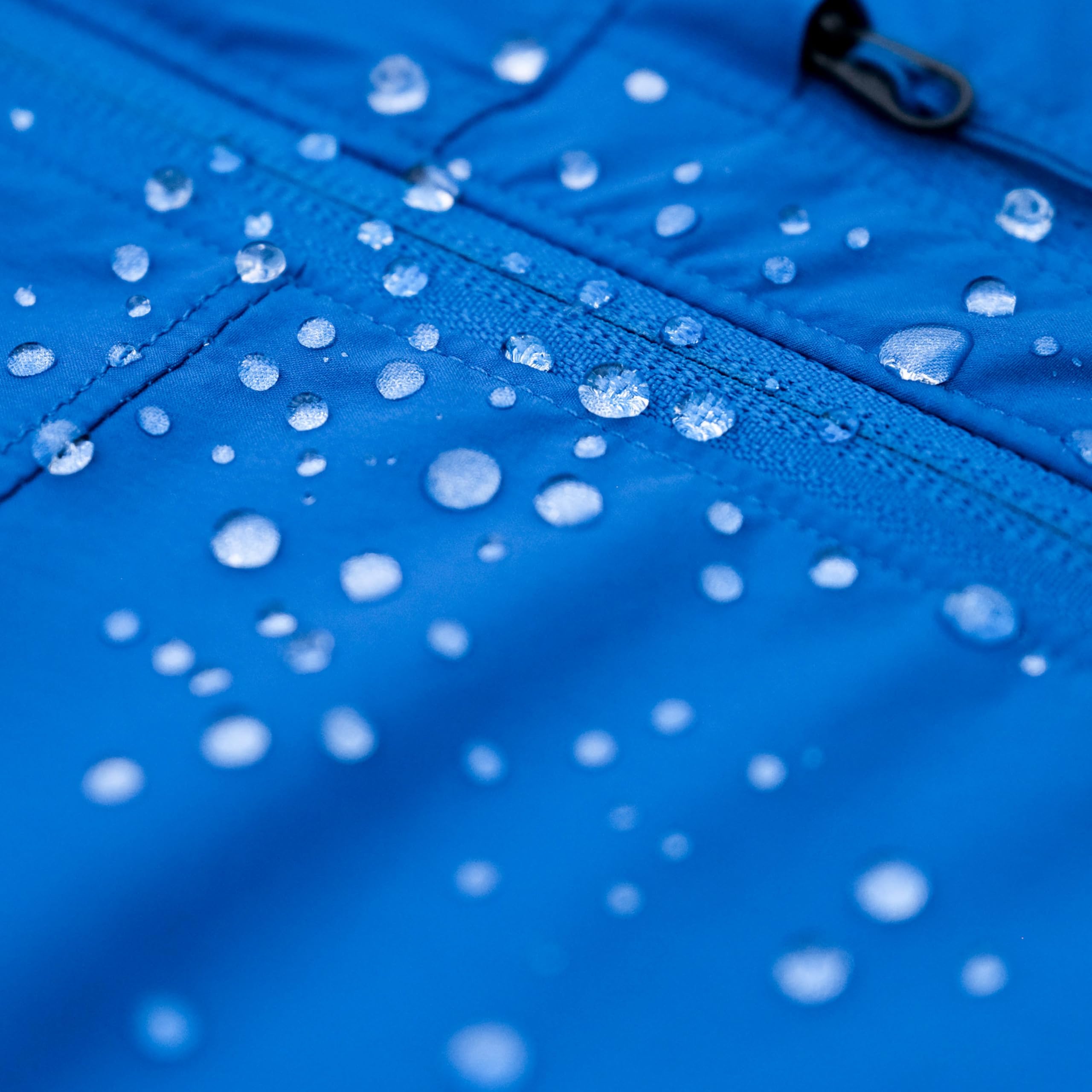 GEAR AID gotas de agua formando perlas sobre tejido tras tratamiento DWR