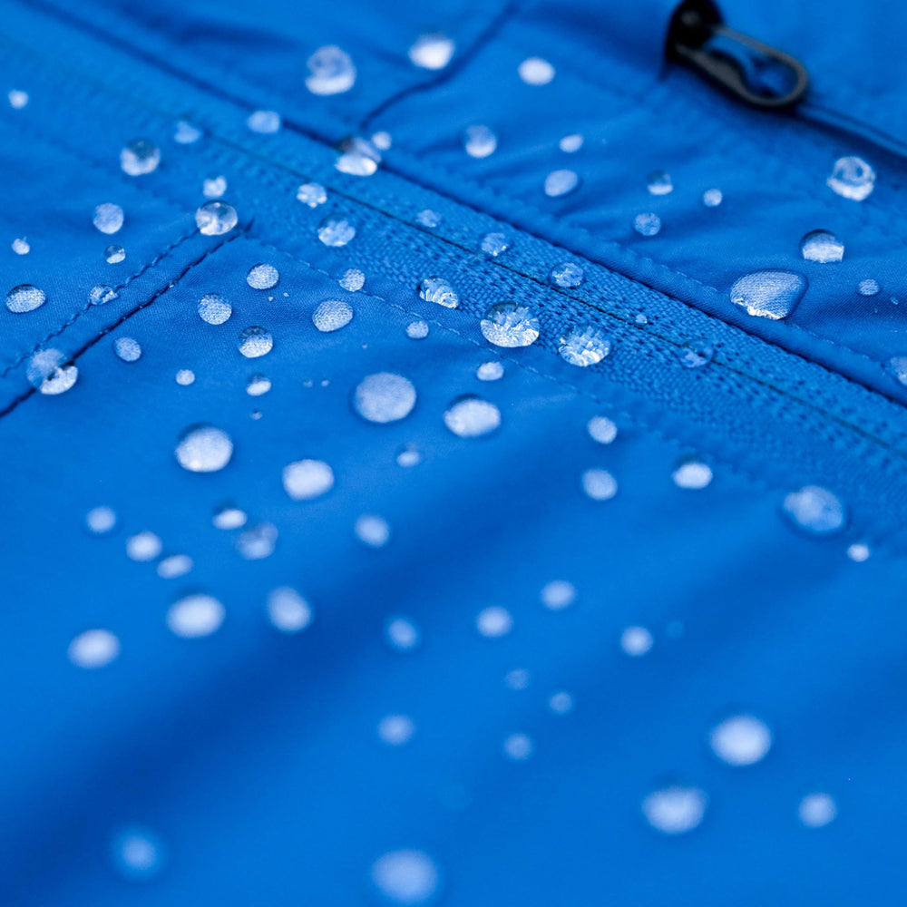 GEAR AID gotas de agua formando perlas sobre tejido tras tratamiento DWR