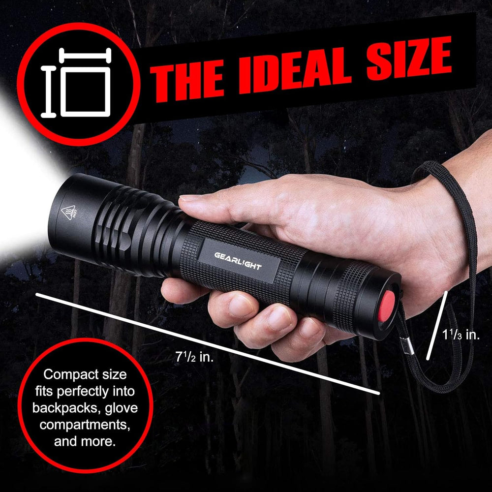 GearLight chorro de agua sobre la linterna mostrando protección IPX4