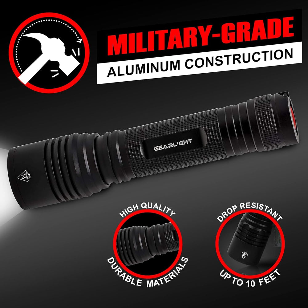 GearLight linterna en uso durante camping nocturno aportando seguridad