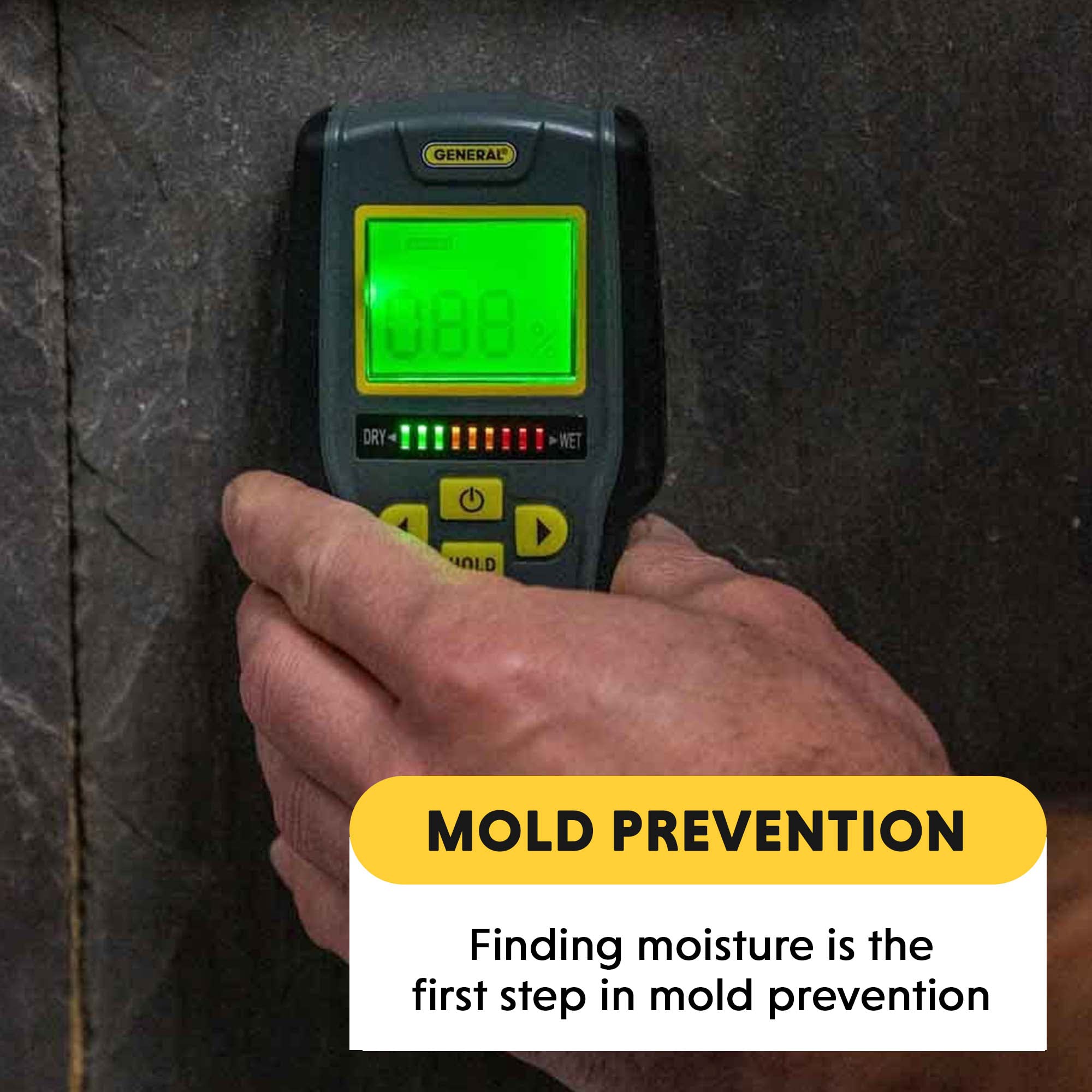General Tools MMD7NP junto a una mano y una regla para escala, clarifica tamaño portátil