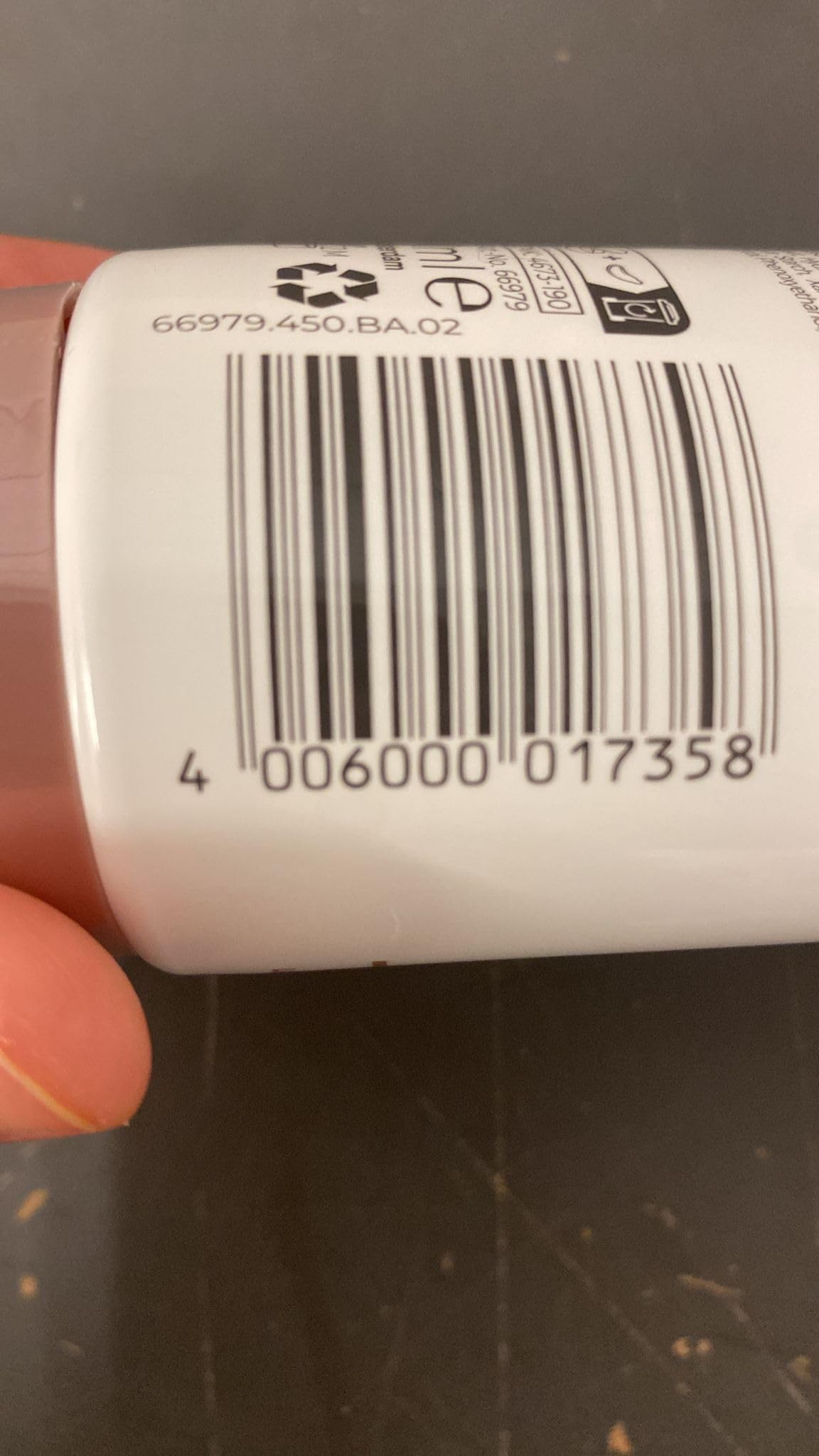 GENERIC producto en ambiente de baño como parte de la rutina corporal diaria