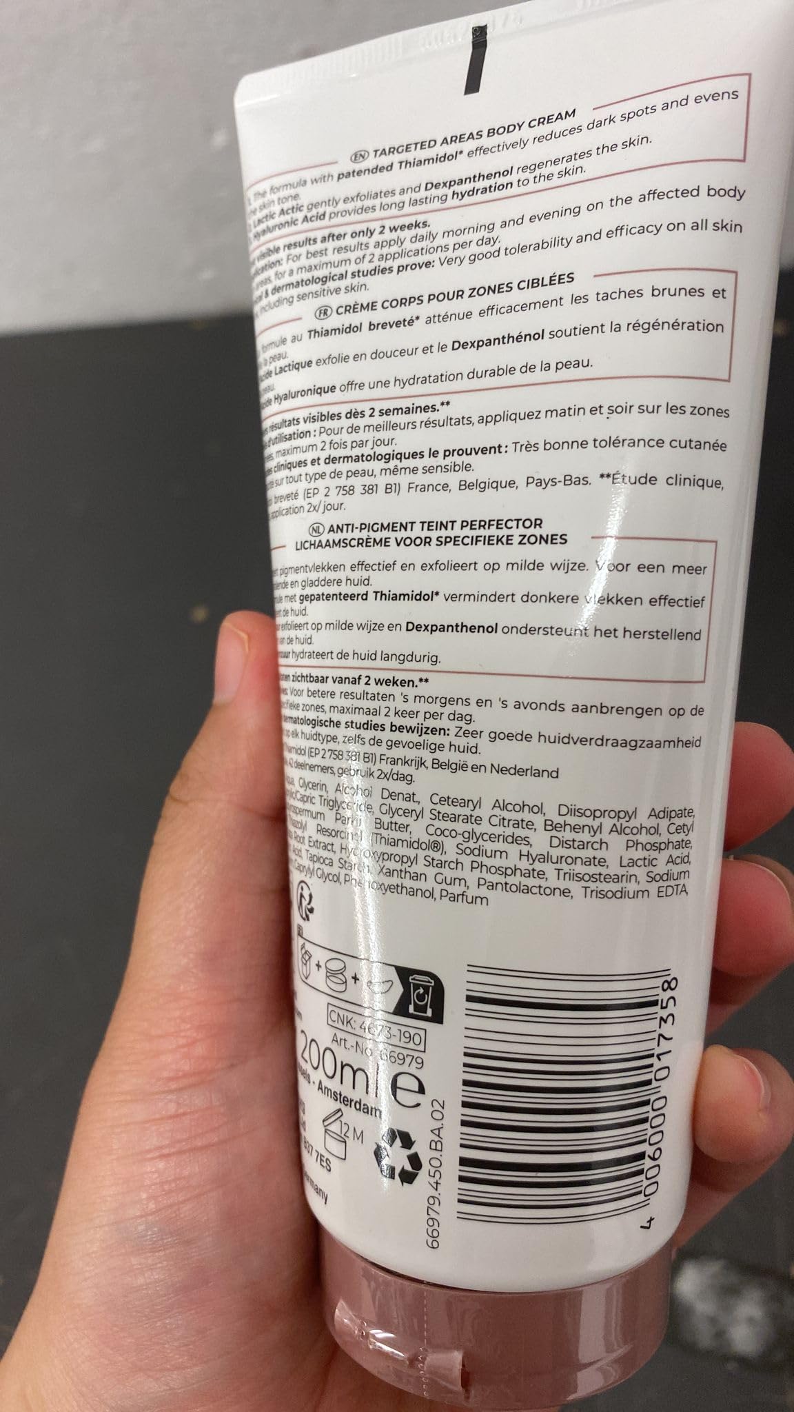 GENERIC enfoque en mancha localizada en escote mostrando objetivo de aplicación