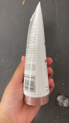 GENERIC bote de 200 ml junto a una mano para comparar tamaño y duración del producto