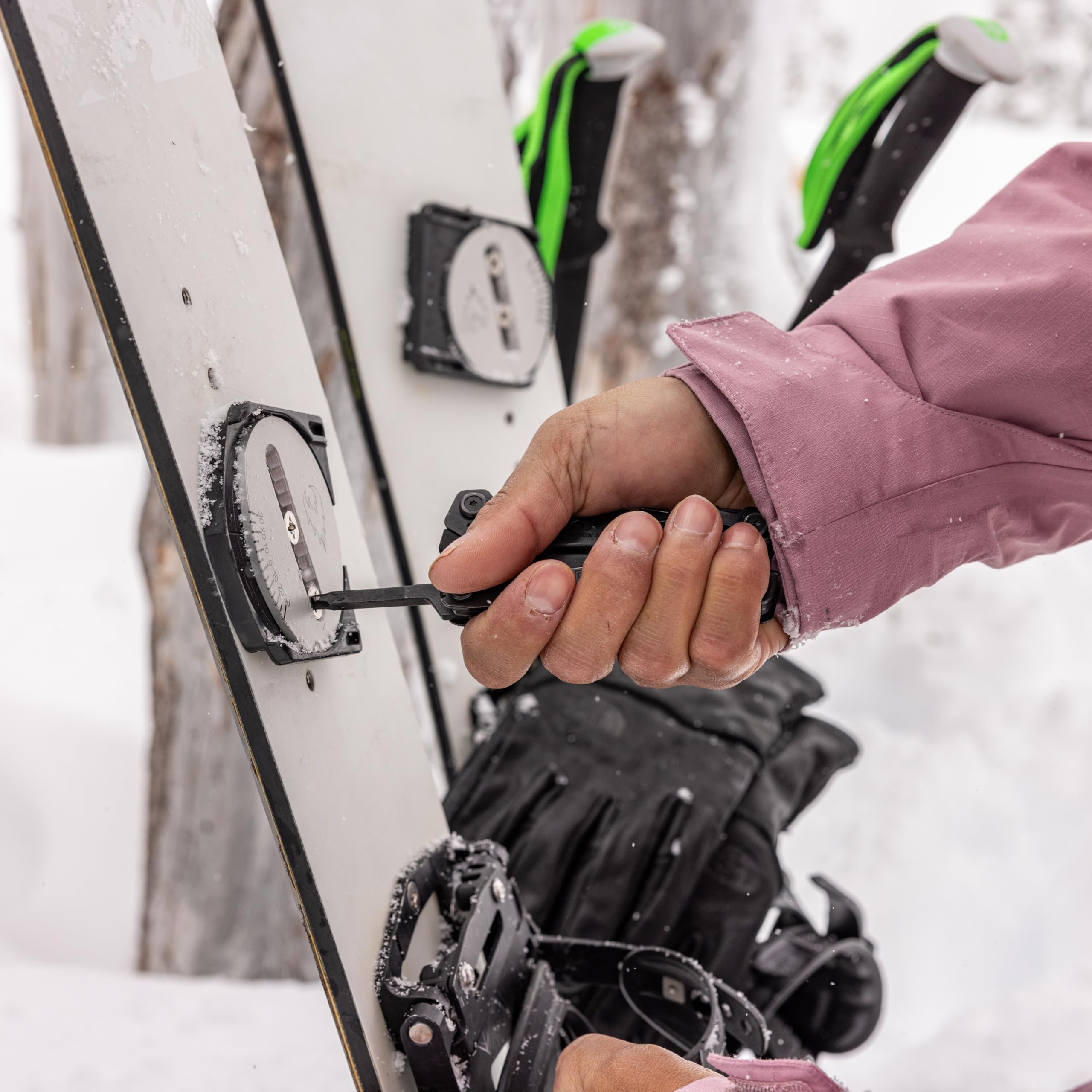 Gerber Suspension NXT clip de bolsillo metálico asegurando la herramienta al traje o cinturón