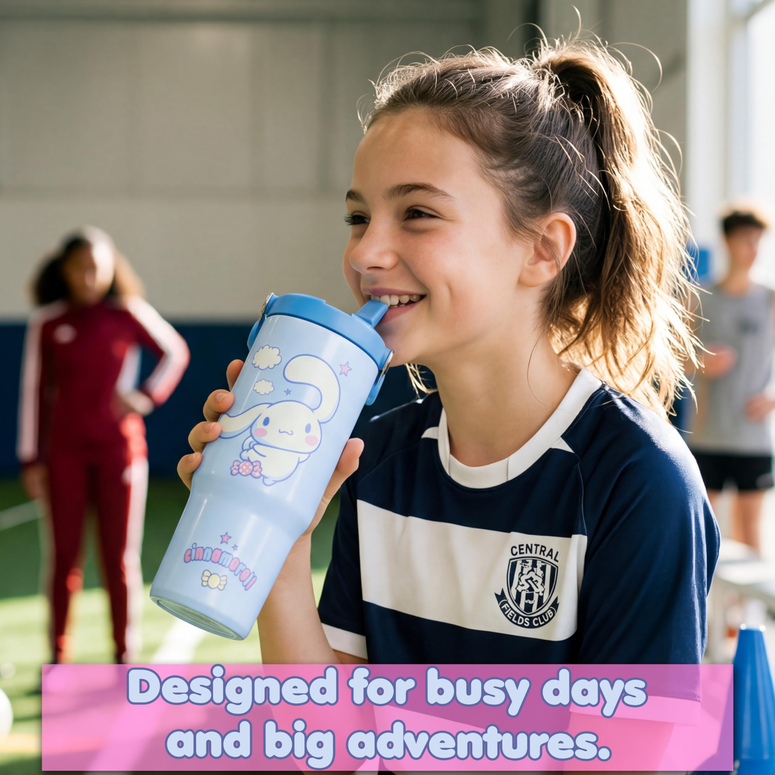 Get Trend niña sosteniendo vaso Cinnamoroll mostrando tamaño y practicidad