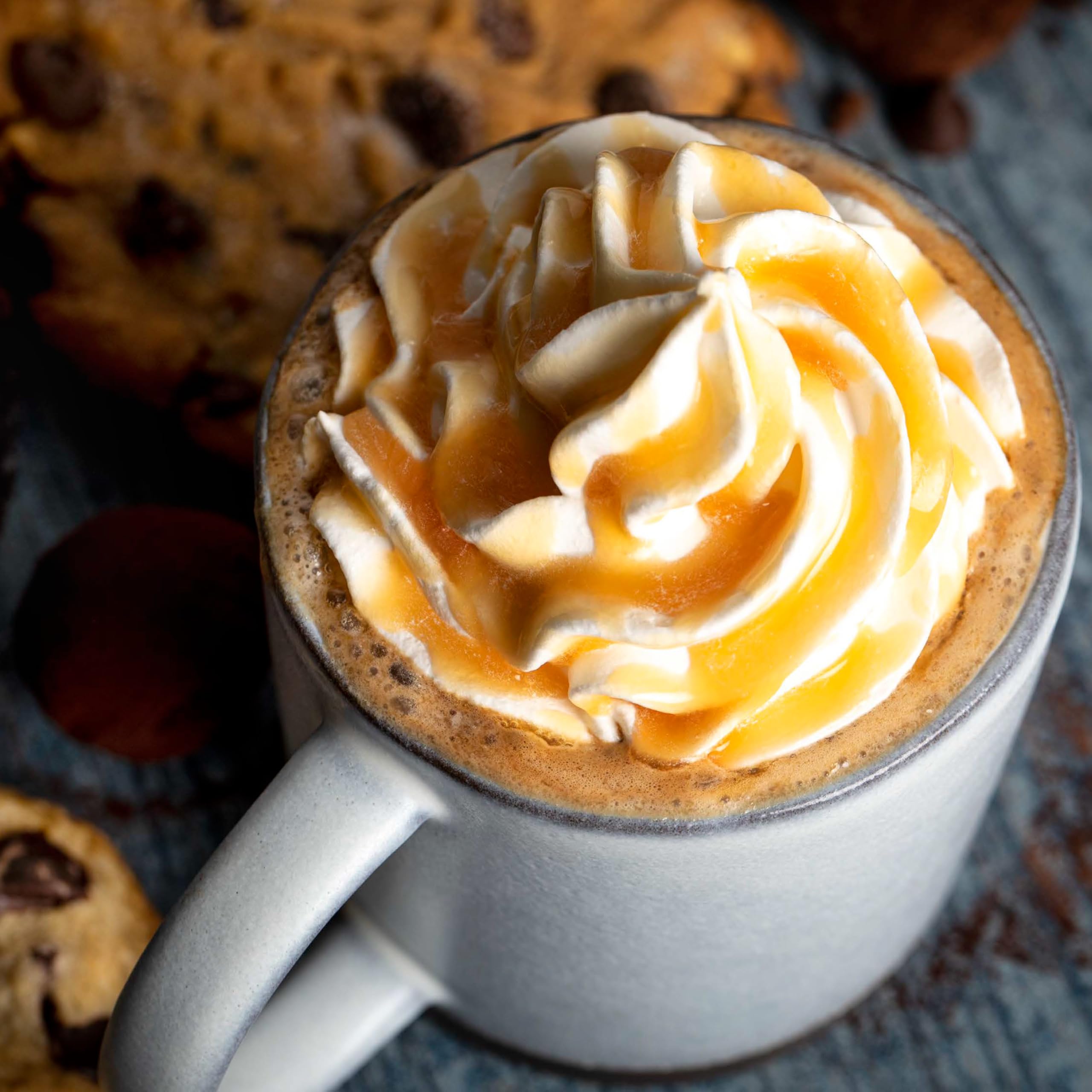 Ghirardelli frasco grande comparado con mano para apreciar tamaño