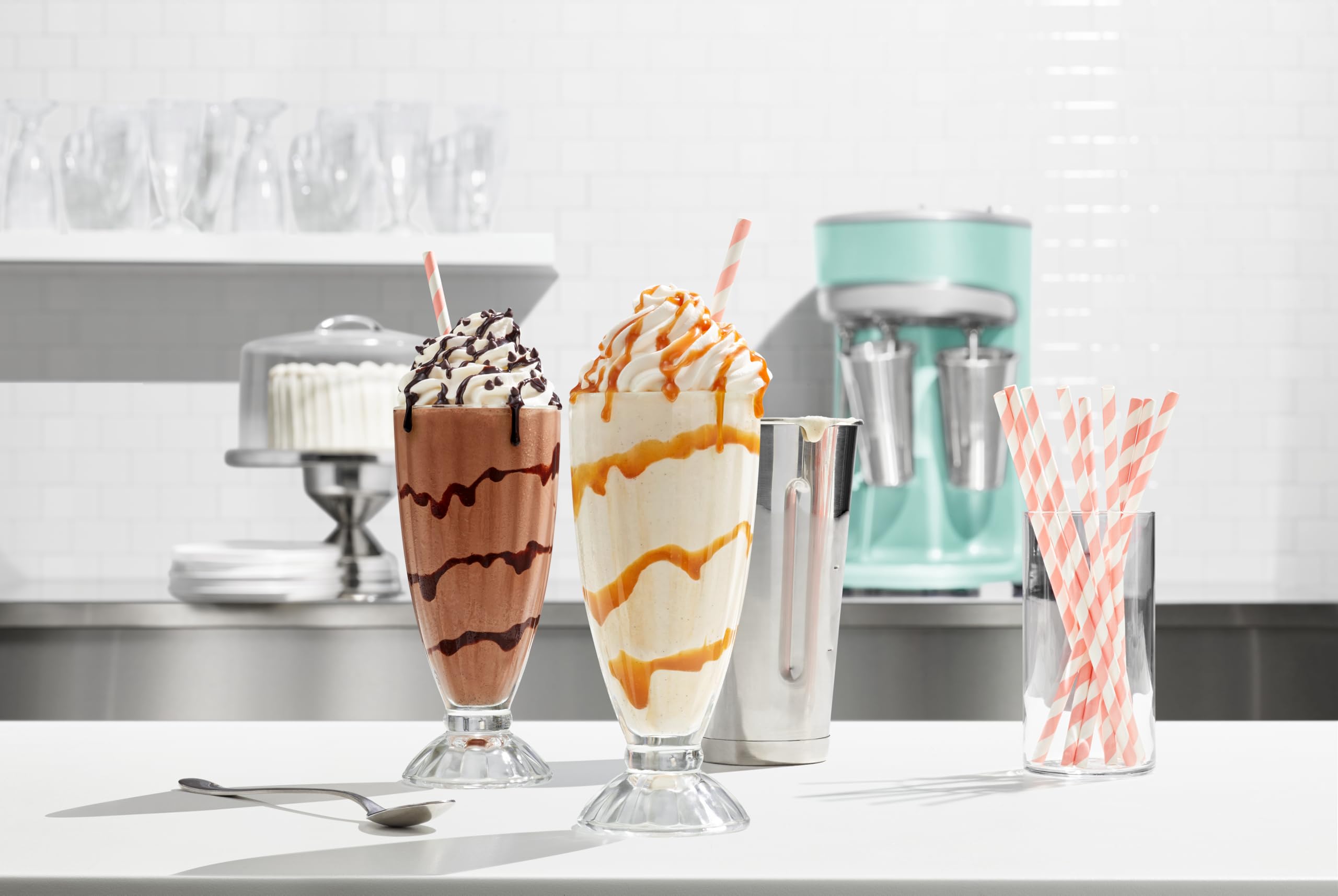 Ghirardelli salsa vertida sobre latte para presentación atractiva