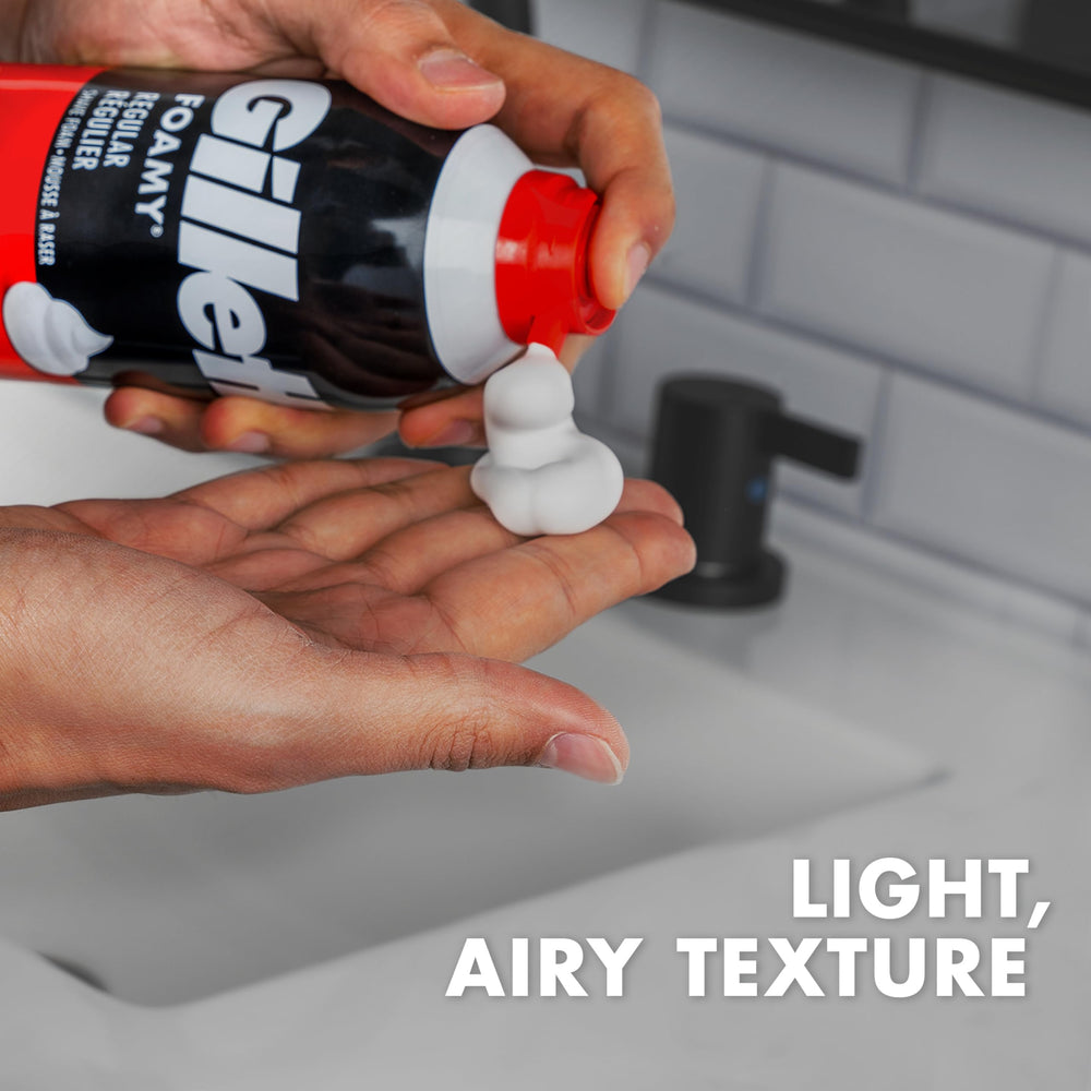 Hombre aplicando Gillette Foamy durante el afeitado mostrando mejor deslizamiento de la cuchilla