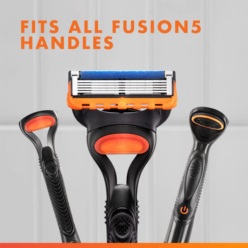 Cartucho Gillette sujeto en mano demostrando fácil montaje y control