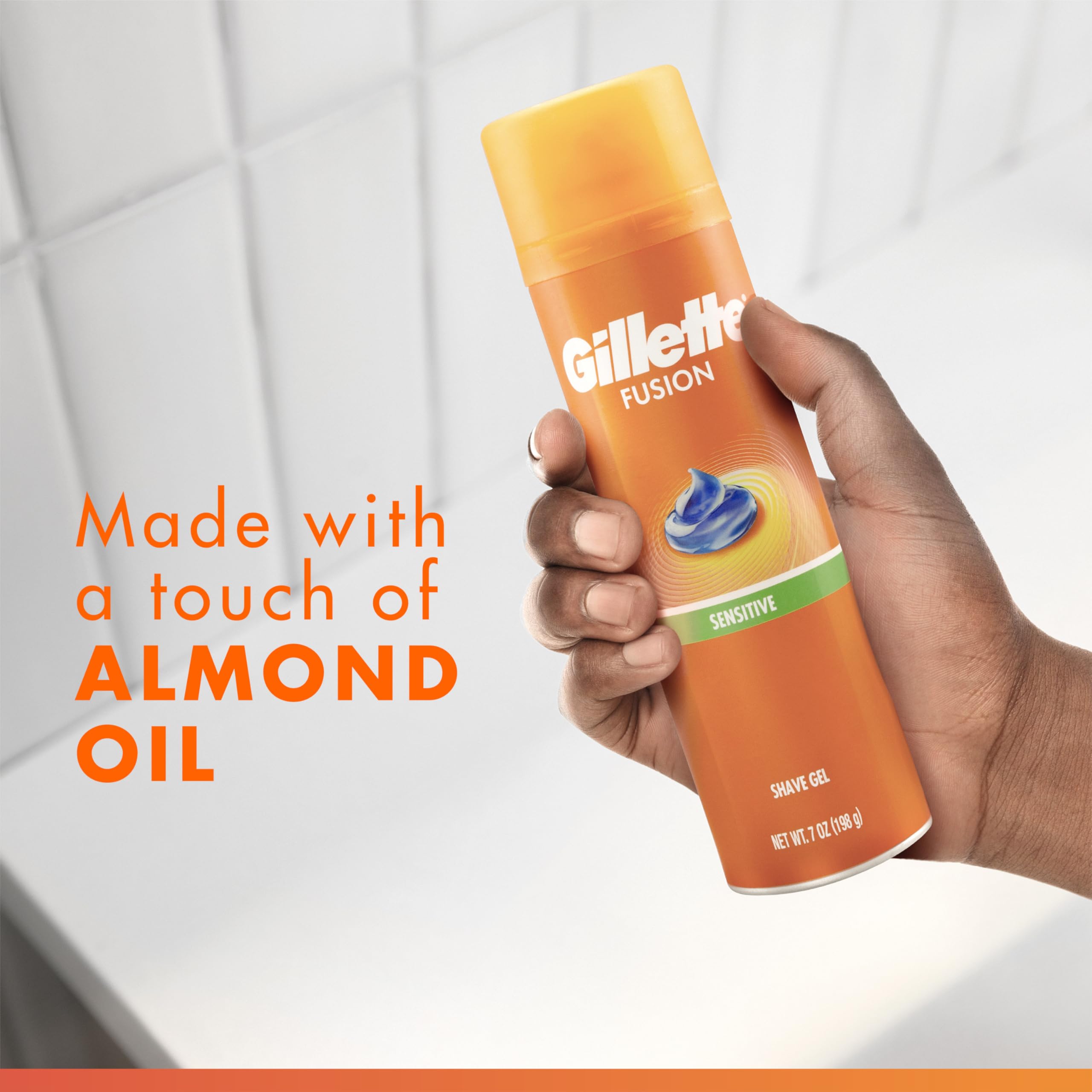 Persona usando Gillette Fusion5 con maquinilla Fusion5 para mejor deslizamiento