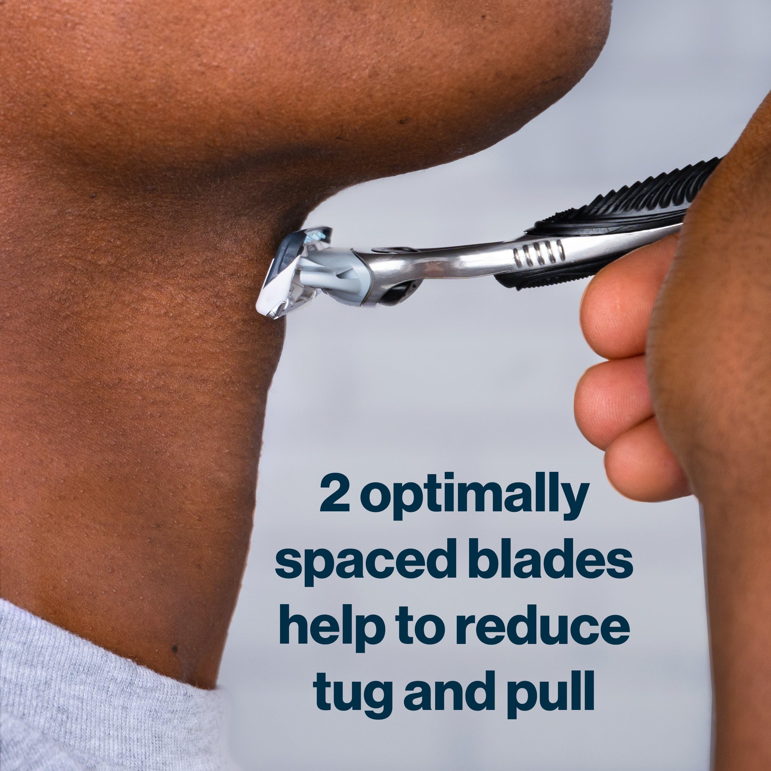 Mango Gillette SkinGuard ergonómico en mano para control cómodo y afeitado preciso