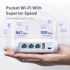 GL.iNet Opal en mano mostrando su peso ligero y fácil transporte