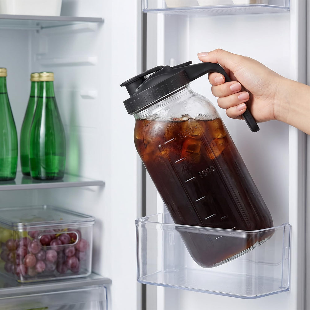 Glabotoil jarra dentro del refrigerador para comparar tamaño práctico
