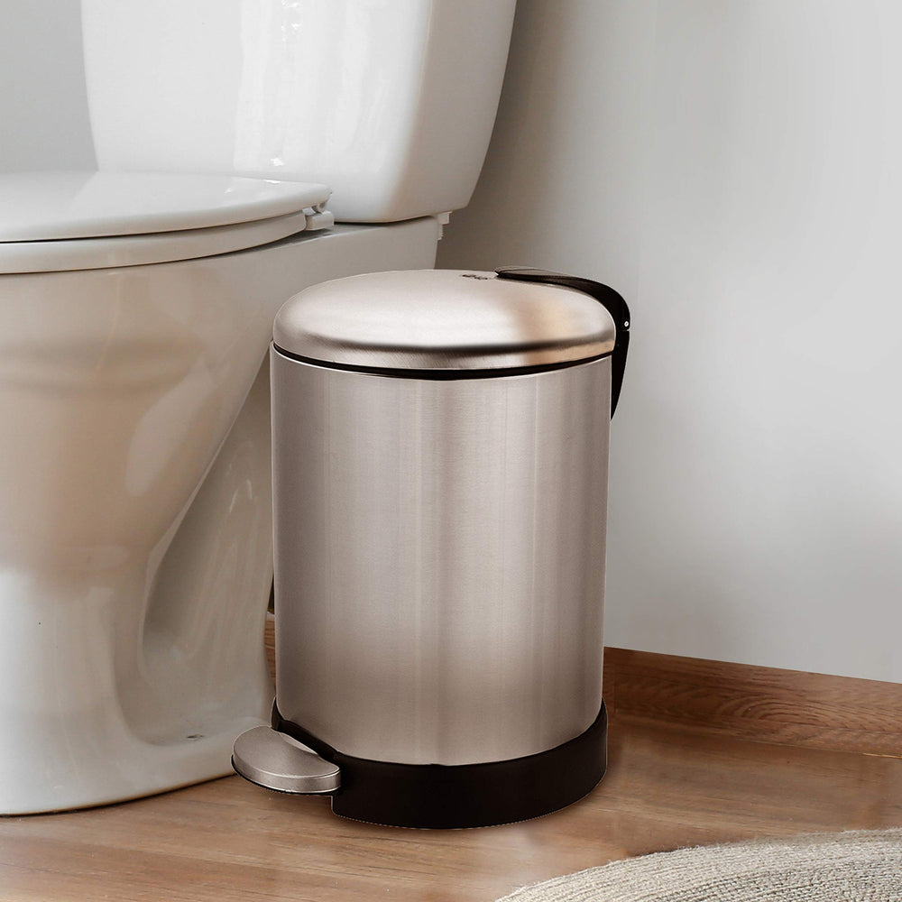 Glad papelera ubicada en baño pequeño, ocupa poco espacio y decora