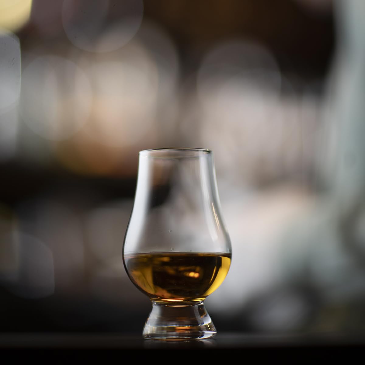 GLENCAIRN comparación de tamaño junto a una botella para apreciar escala