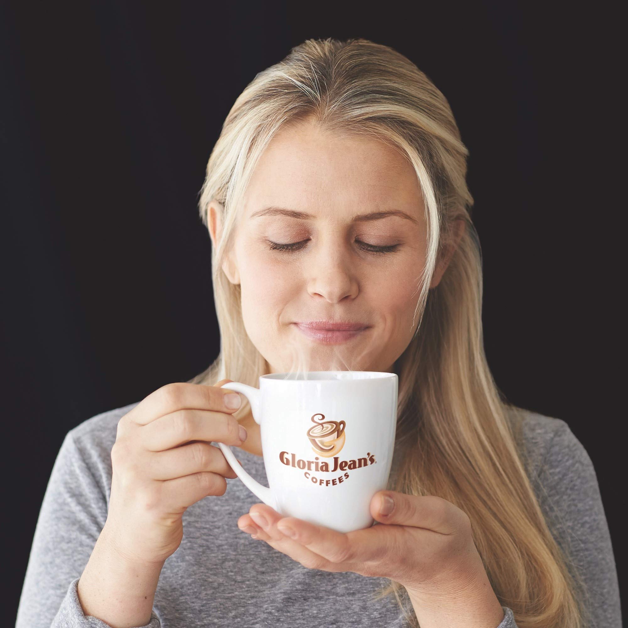 Gloria Jean's paquete en cocina moderna mostrando uso diario y conveniencia