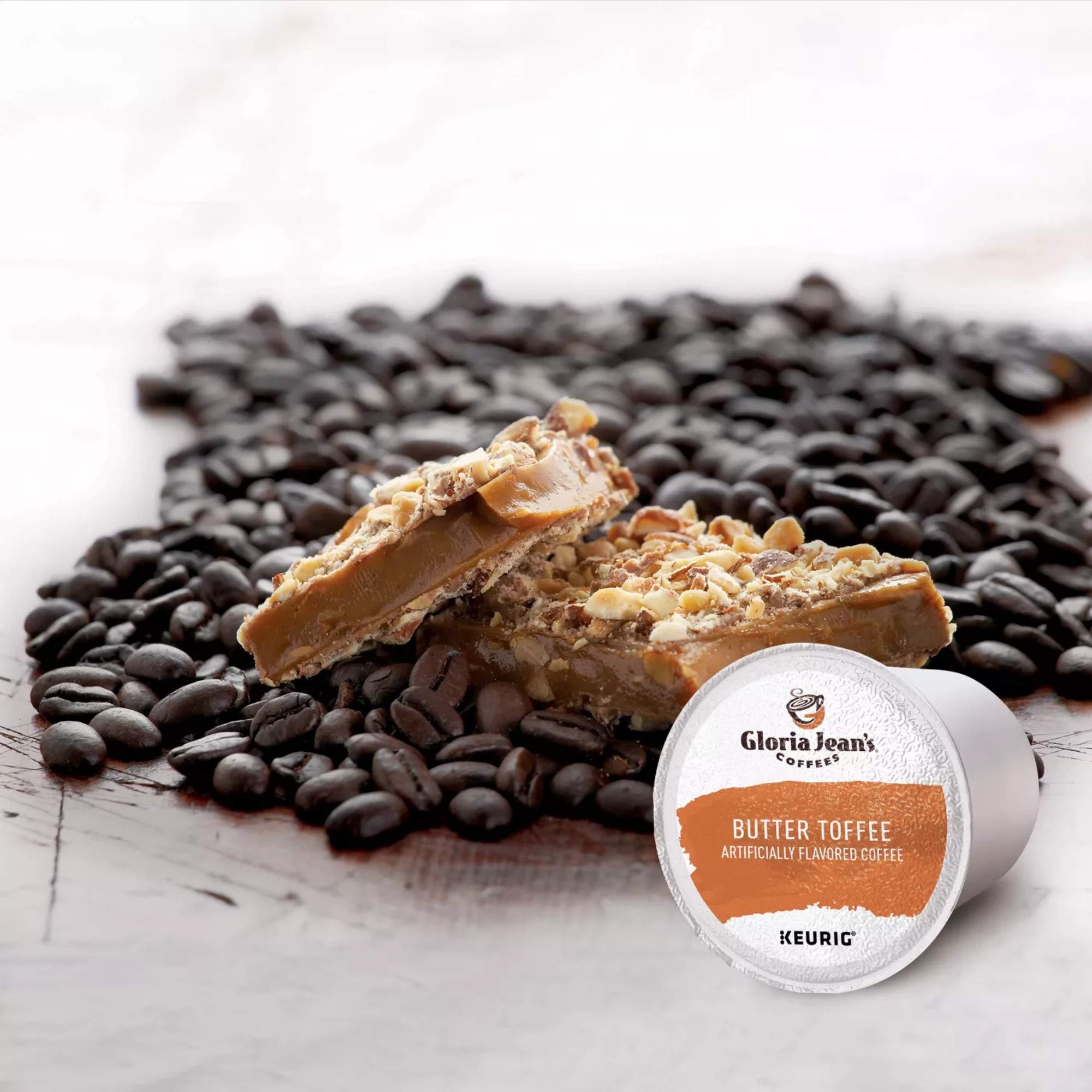Gloria Jean's taza humeante servida, ilustrando sabor cremoso y aroma dulce