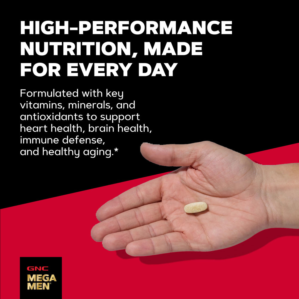 GNC caplet de Mega Men 50 Plus en mano para comparar tamaño y conveniencia diaria