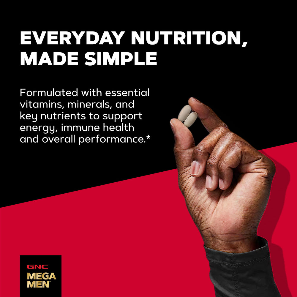 Hombre en gimnasio tomando GNC Mega Men Sport antes del entrenamiento para energía