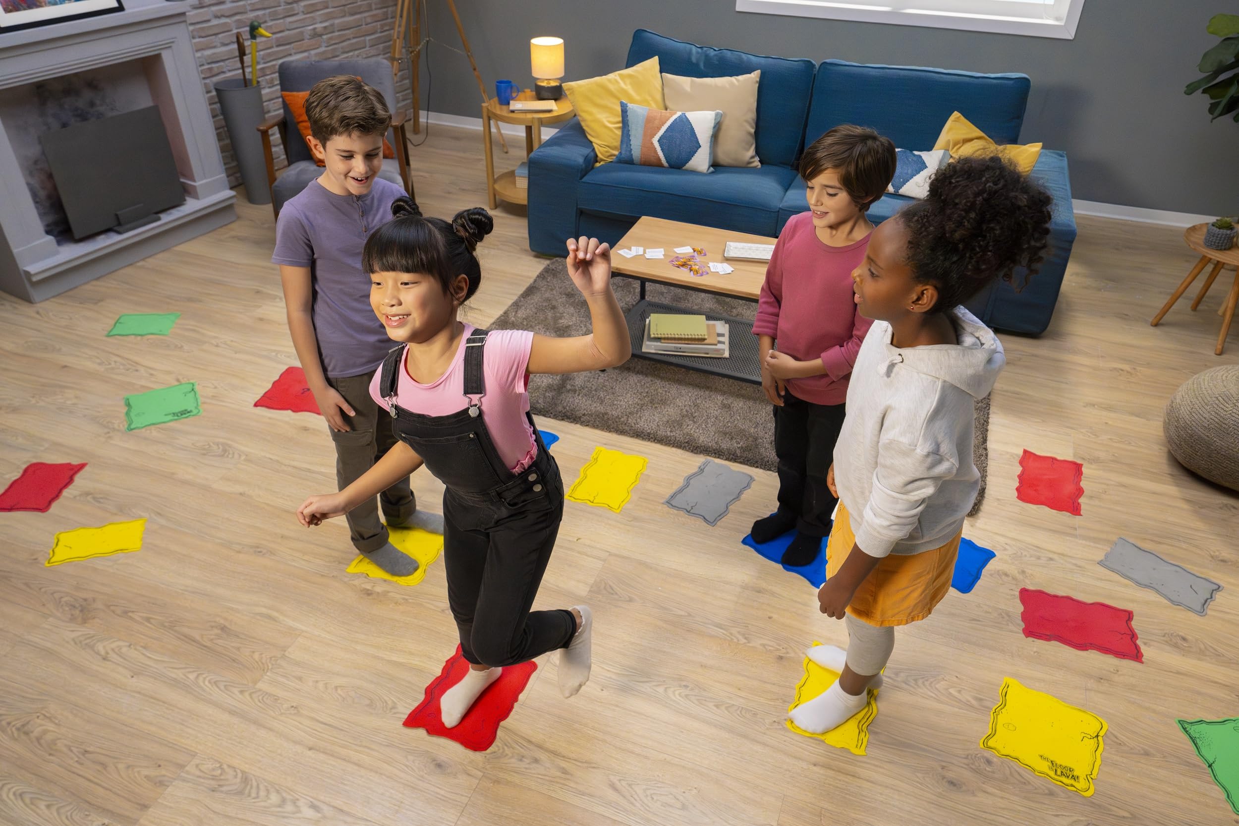 Goliath niños jugando y saltando entre losetas fomentando actividad física