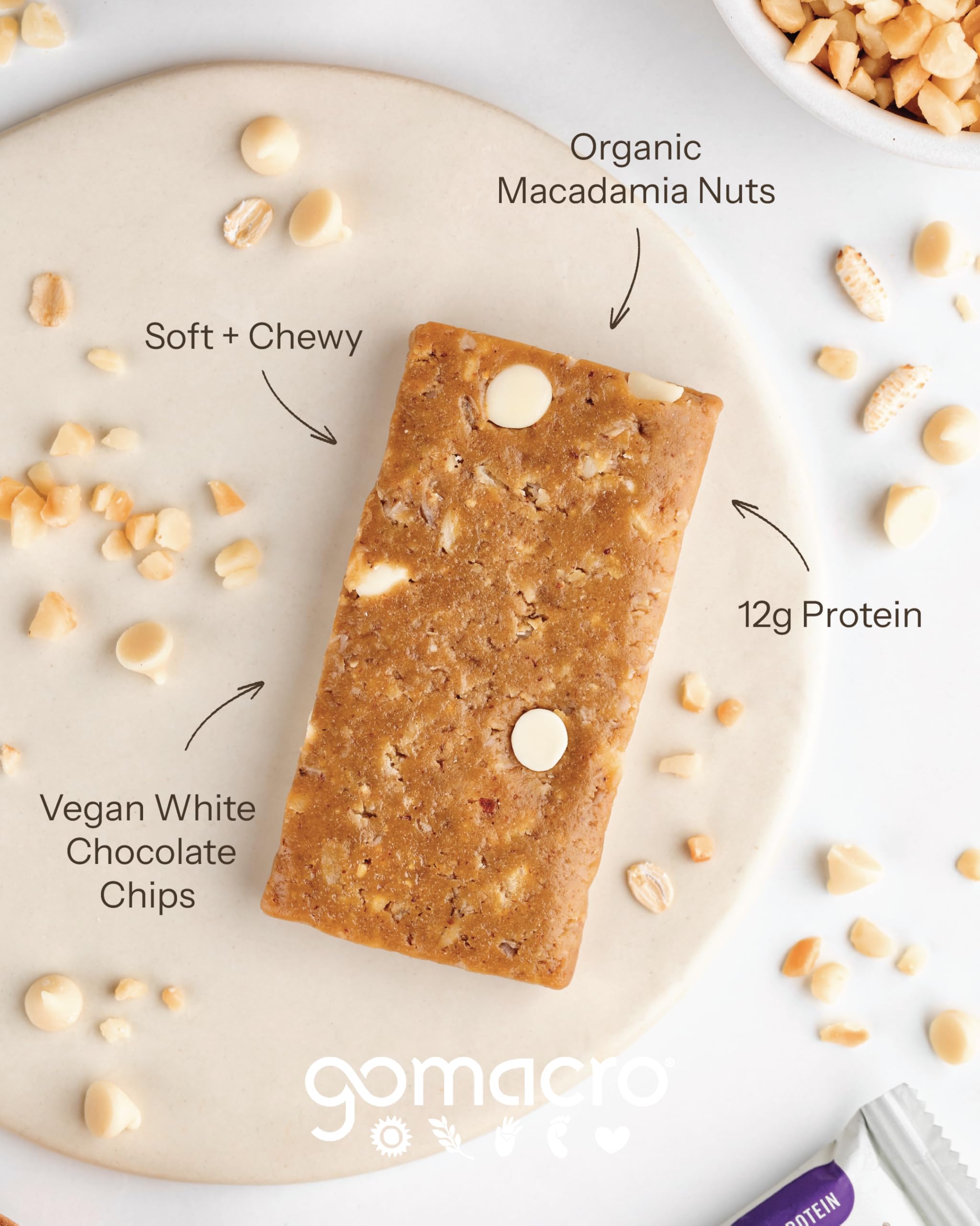 GoMacro barra en mano tras entrenamiento para un snack proteico práctico