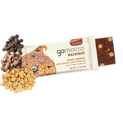 GoMacro barrita abierta revelando capas de chocolate y mantequilla de maní para disfrutar