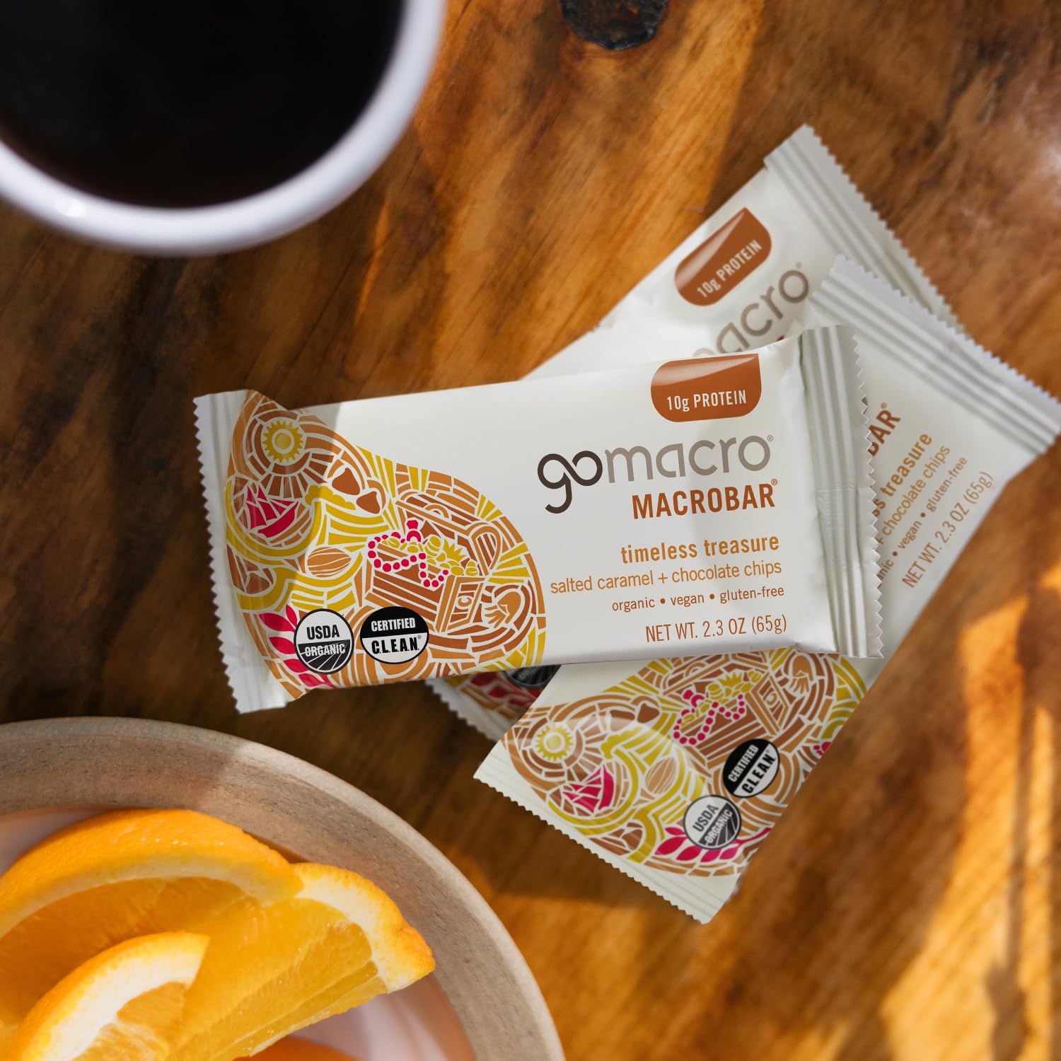 GoMacro persona tomando la barra en una caminata como snack energético