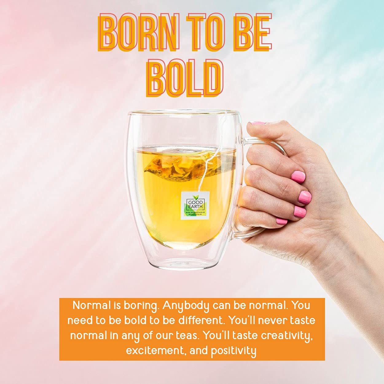 Good Earth Tea Co. bolsita en mano para ver la escala y facilidad de uso