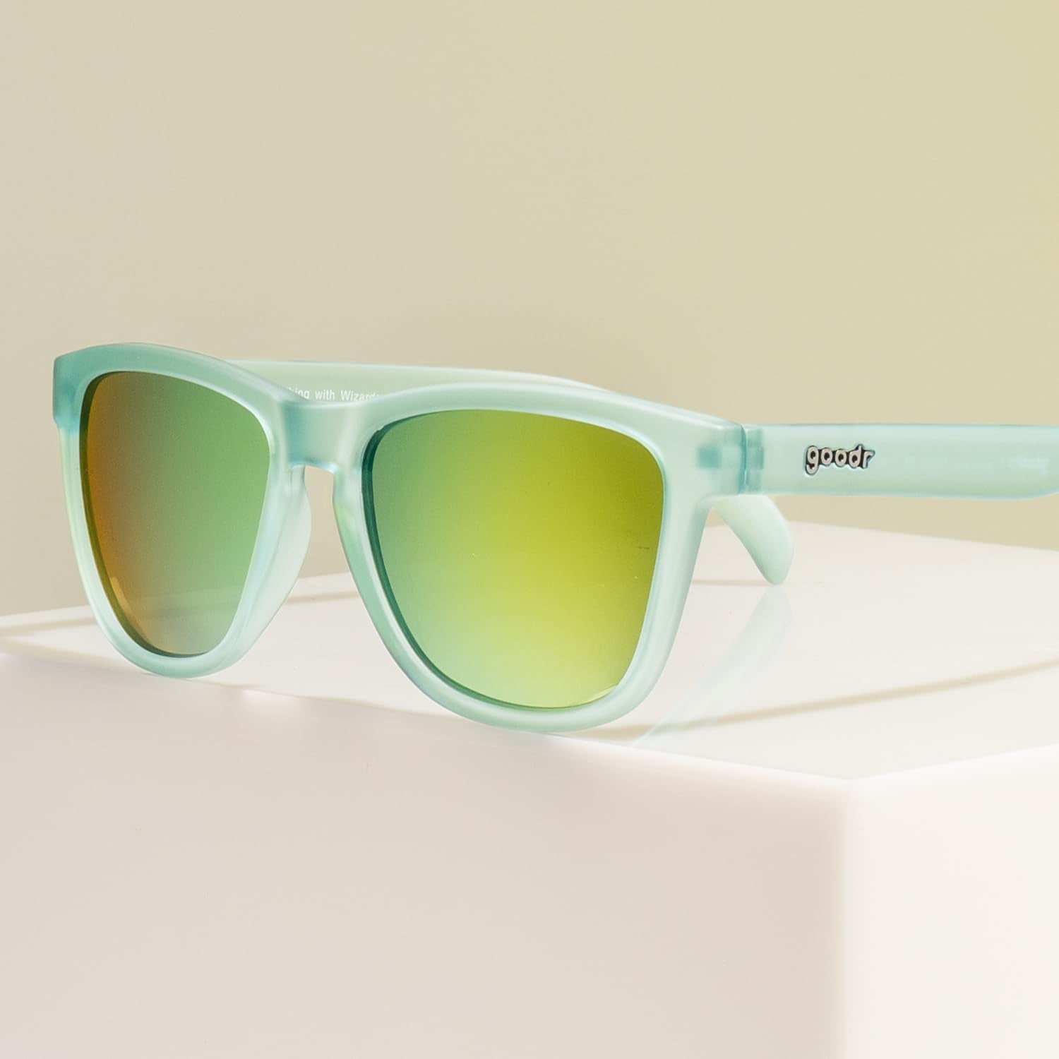 goodr gafas en corredor demostrando sujeción durante ejercicio