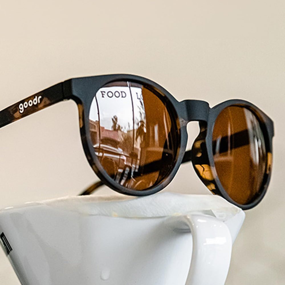 goodr comparación de las gafas en mano para apreciar tamaño y ajuste amplio