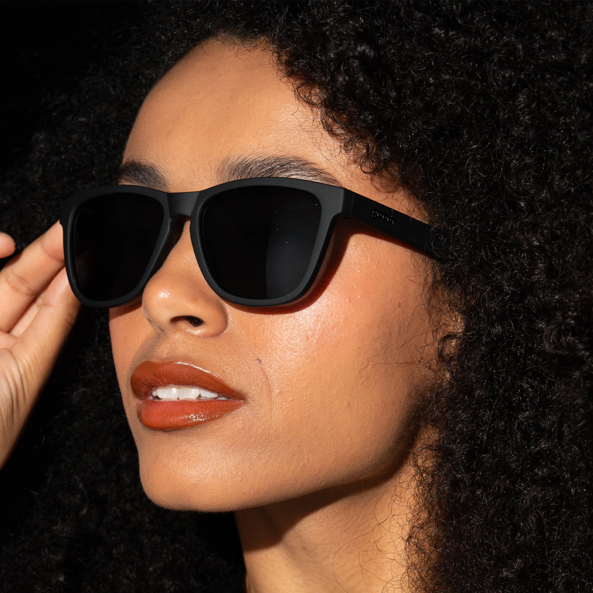 goodr gafas puestas por corredor demostrando ajuste sin rebotar