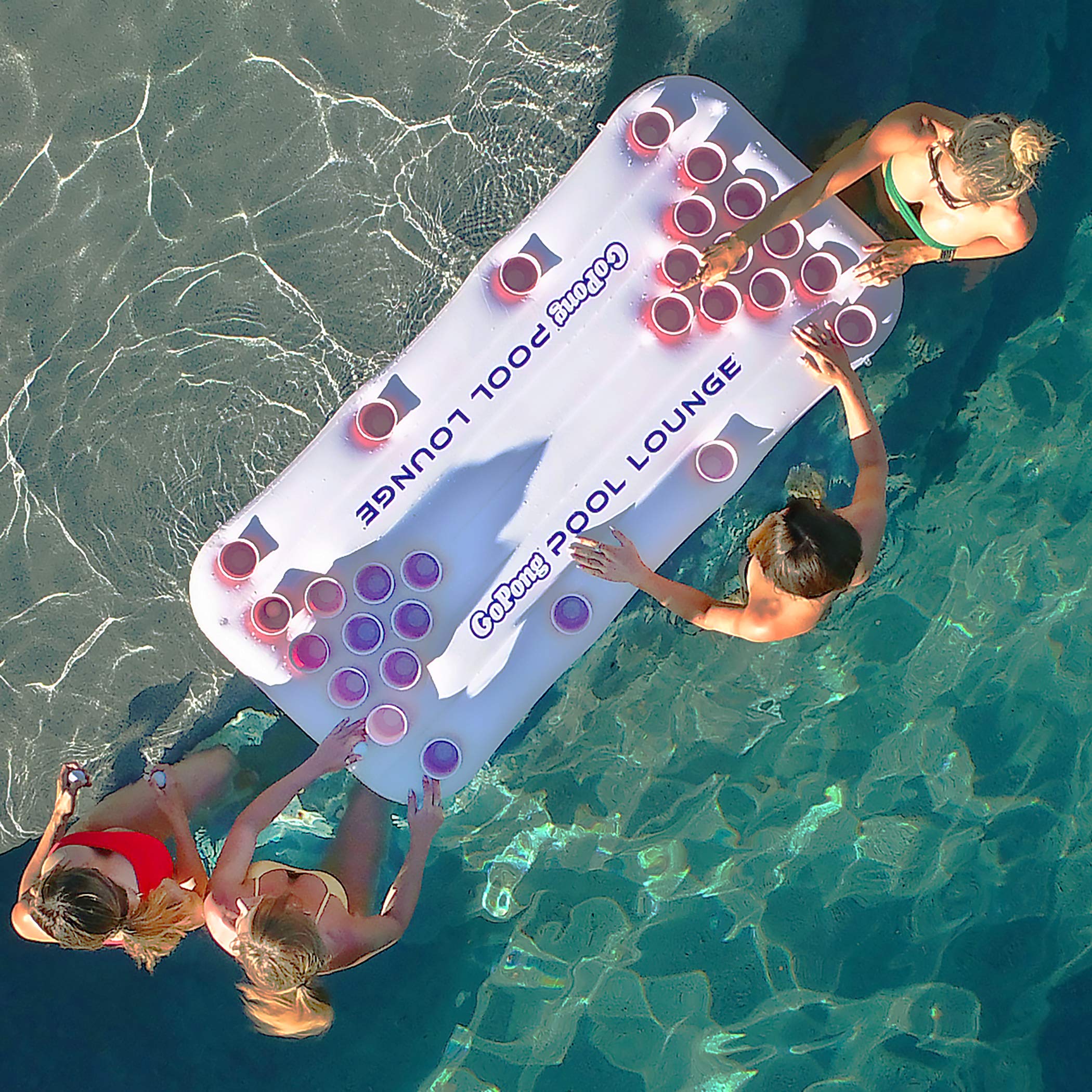 GoPong flota con amigos usando la mesa para juego y socializar