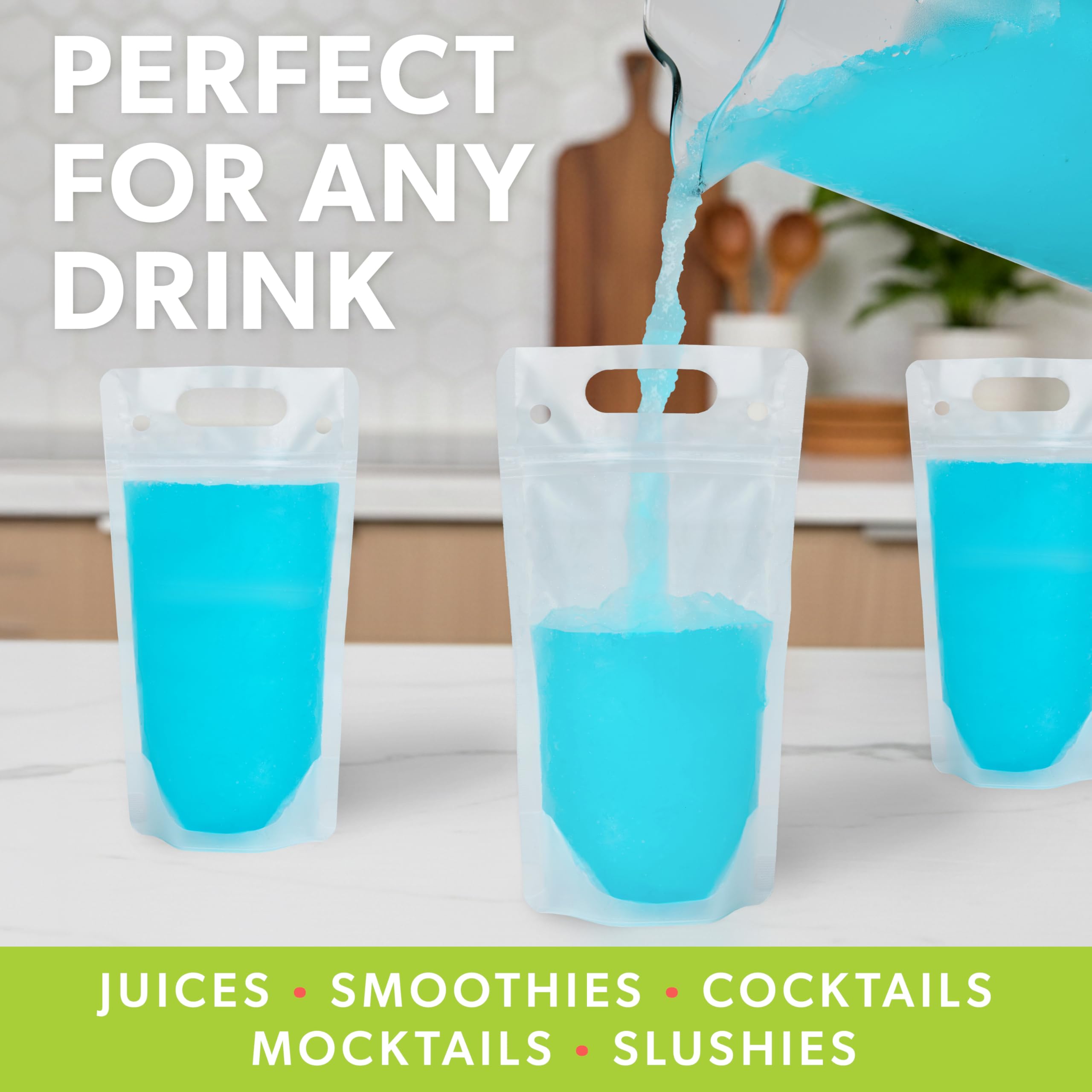 GoPong Mrs. Sippy pouch en mano con cóctel, práctico para servir bebidas