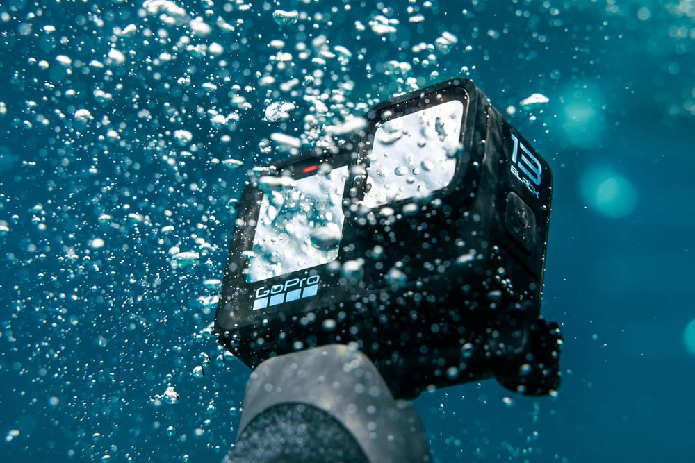 GoPro tarjeta SanDisk 64GB junto a la cámara para almacenamiento rápido