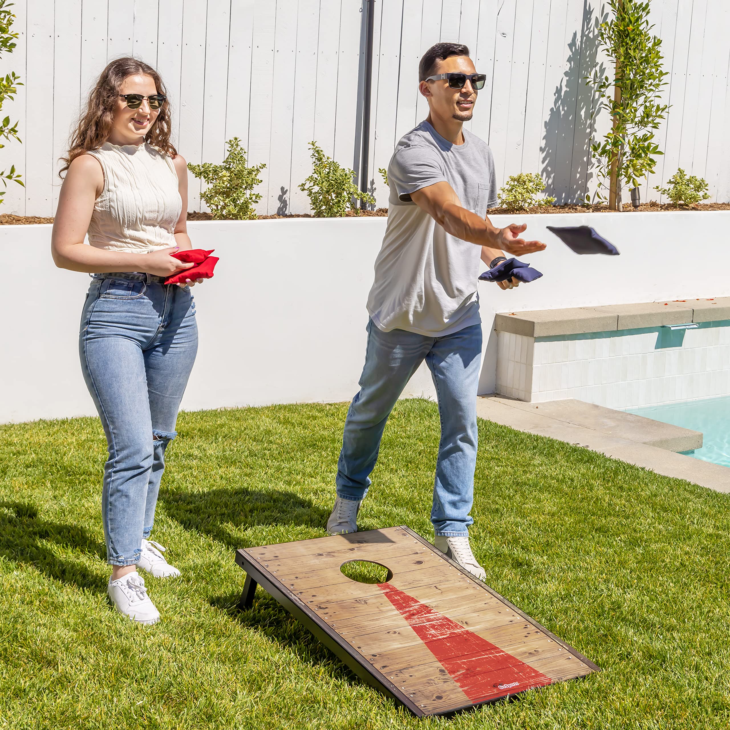 GoSports tablero en uso en jardín, fomenta diversión social al aire libre