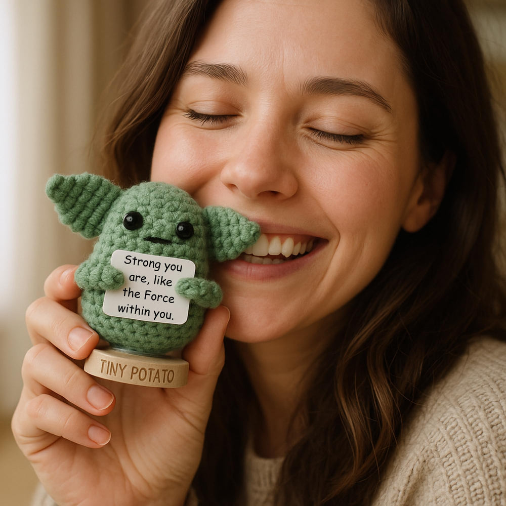Got you a little something figura sostenida en mano muestra portabilidad y ternura