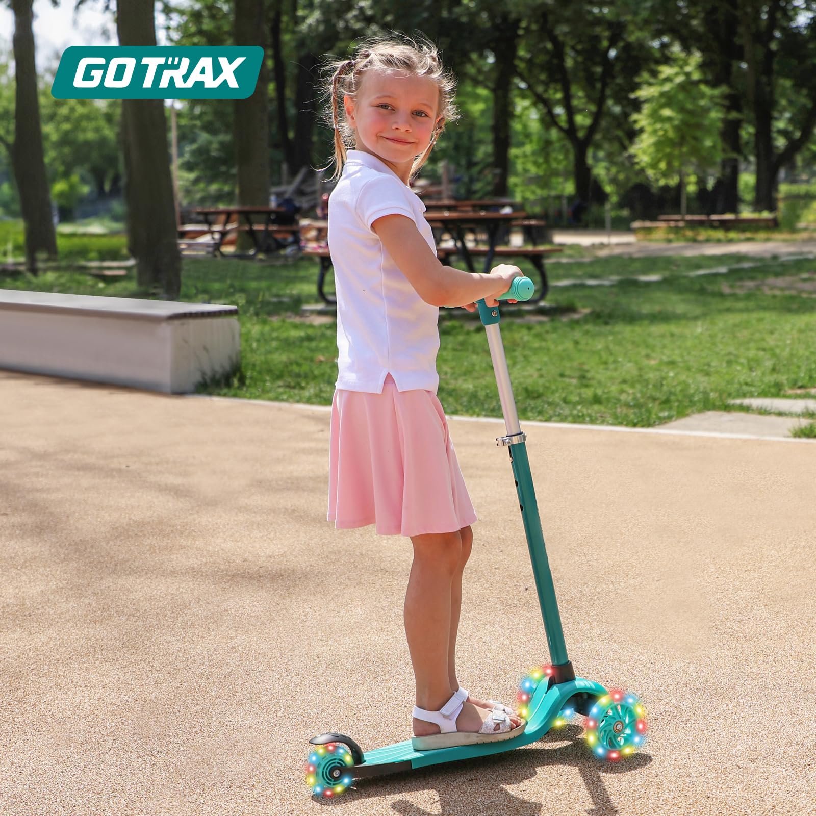 Gotrax KS1 niño usándolo en parque promoviendo equilibrio seguro