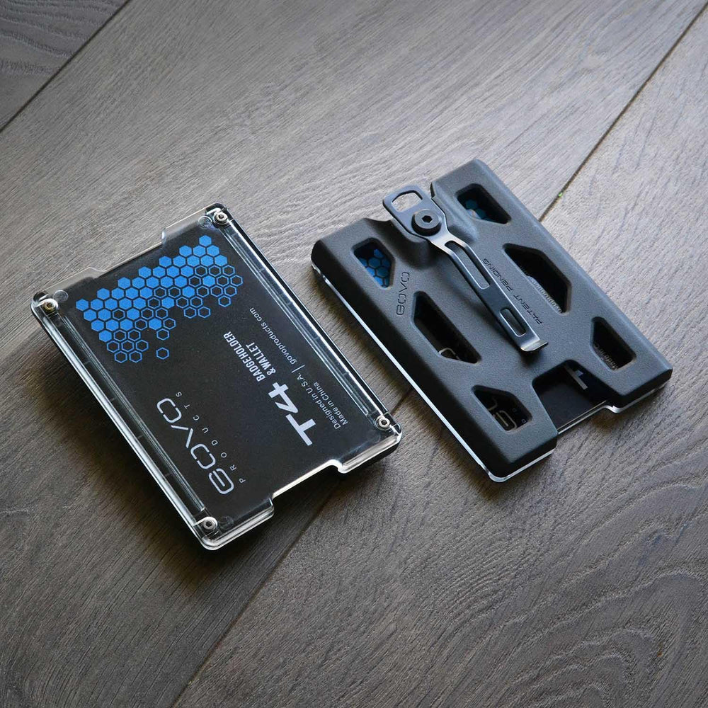 GOVO T4 clip sujetando billetes doblados como alternativa a cartera