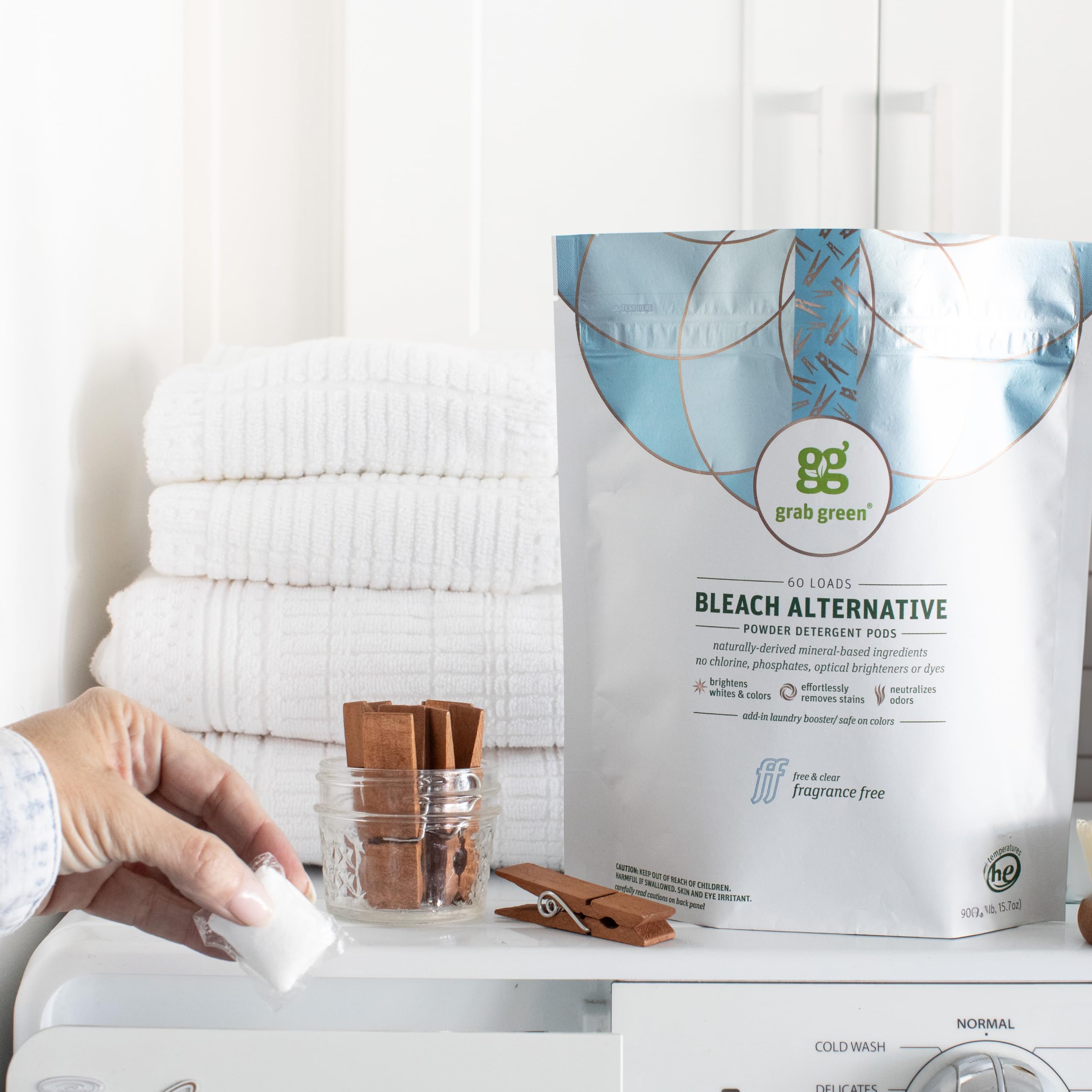 Pods Grab Green colocados sobre una prenda blanca para mostrar blanqueo seguro