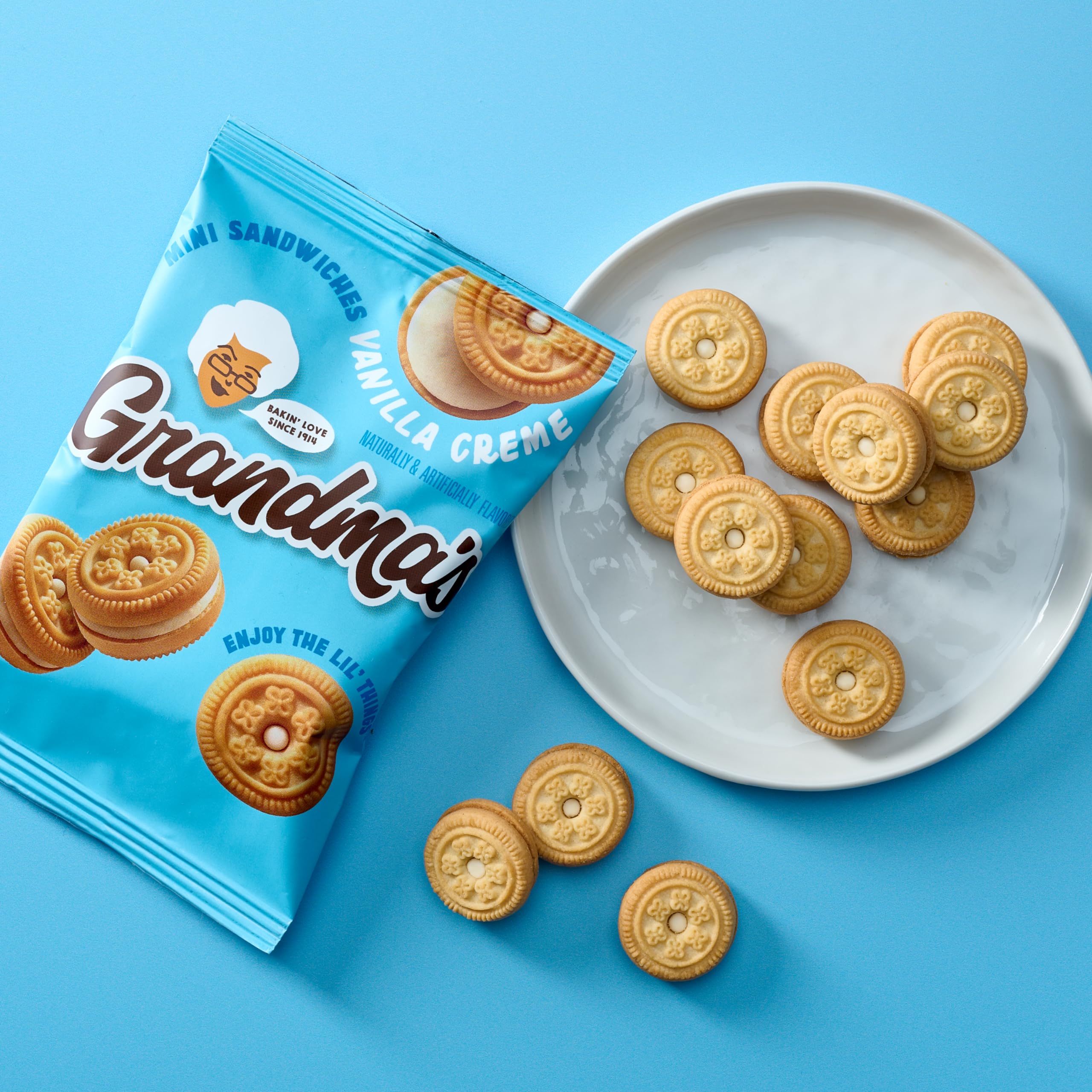 Grandma's comparación de tamaño de galleta junto a una mano